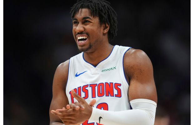 Ivey Suffers Broke Fibula